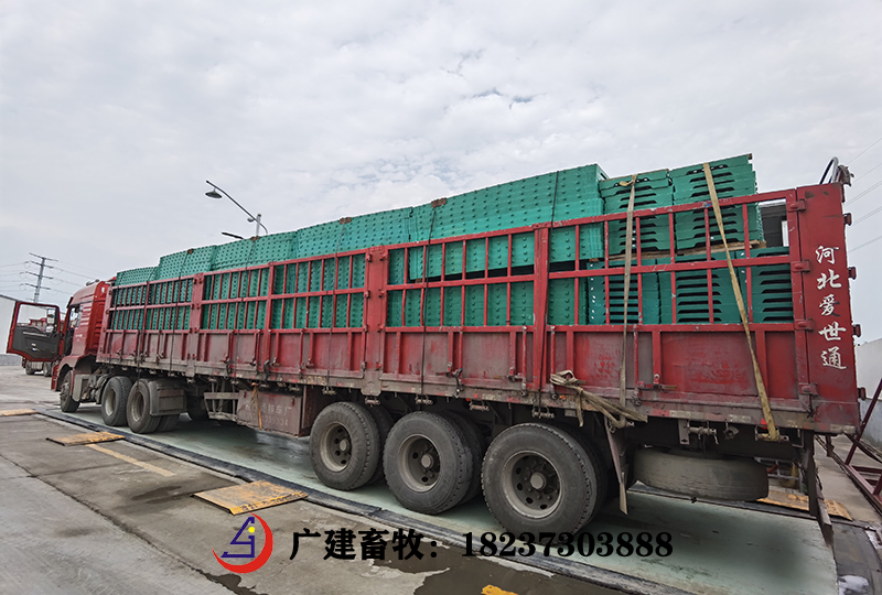 復(fù)合漏糞板裝車發(fā)貨